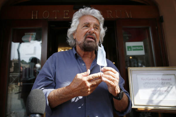 Roma, Beppe Grillo lascia l’hotel Forum