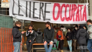 Roma, studenti occupano facoltà di Lettere: “Fuori la guerra dalla Sapienza”