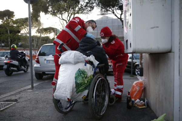 Le Unità Mediche di strada della Croce Rossa che curano i senza fissa dimora per le strade di Roma