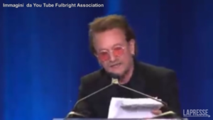 Bono canta ‘Redemption Song’ di Marley per i profughi