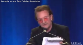 Bono canta ‘Redemption Song’ di Marley per i profughi