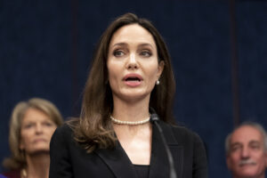Angelina Jolie visita bimbi ucraini ricoverati a Roma. ‘Prego per la fine della guerra’