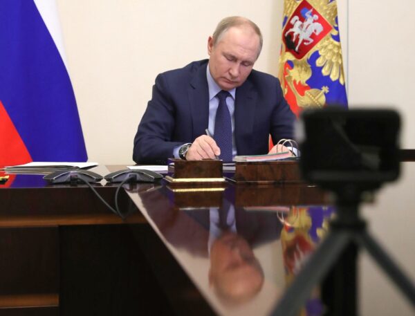 Putin non arretra sul gas: o i paesi ostili pagano in rubli o stop contratti. Germania: “No ai ricatti”