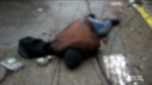 L’orrore di Bucha: cadaveri per le strade e fosse comuni – LE IMMAGINI