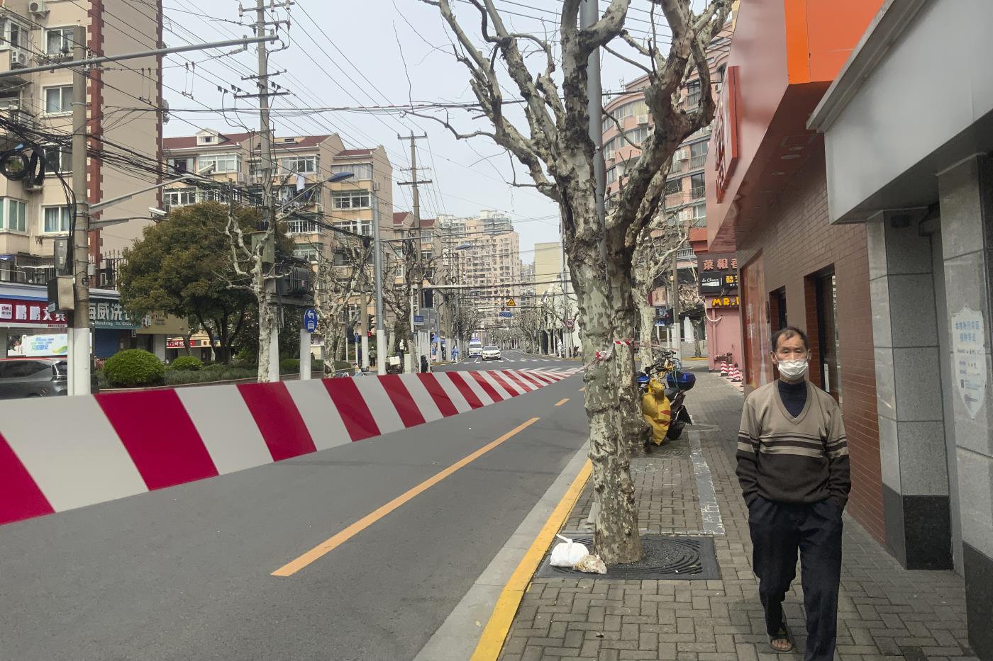 Strade deserte a Shanghai per il nuovo lockdown causa covid