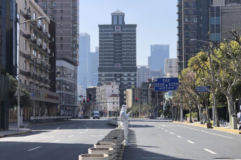 Strade deserte a Shanghai per il nuovo lockdown causa covid