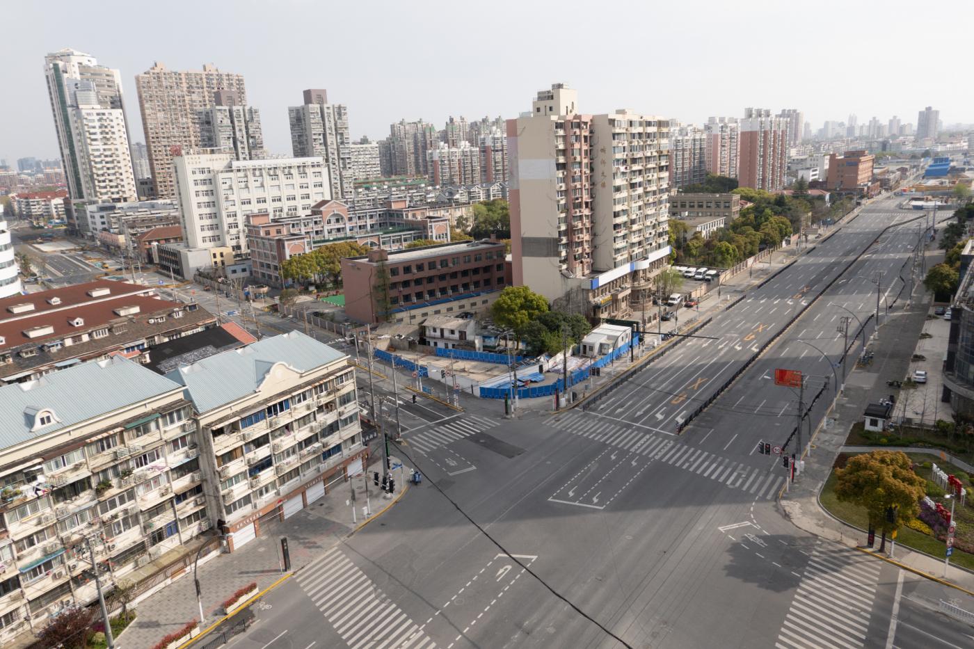 Strade deserte a Shanghai per il nuovo lockdown causa covid