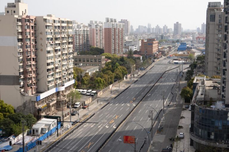 TStrade deserte a Shanghai per il nuovo lockdown causa covid