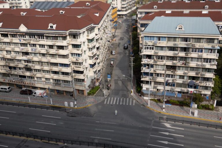 Strade deserte a Shanghai per il nuovo lockdown causa covid