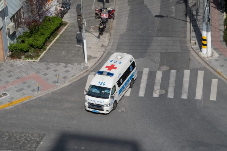 Strade deserte a Shanghai per il nuovo lockdown causa covid