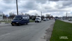 Ucraina, fuga da Mariupol: colonna di auto in uscita dalla città martoriata