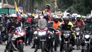 Colombia: a Bogotà vietato andare in moto in due, centinaia di due ruote bloccano la città