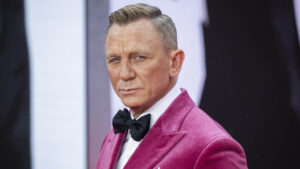 Daniel Craig positivo al Covid-19, slitta rientro a Broadway