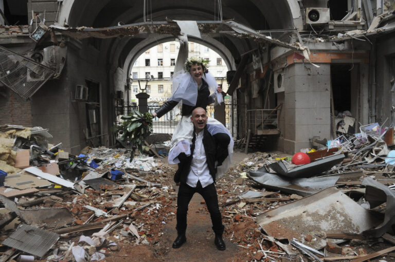 L’amore nato sotto le bombe, il matrimonio celebrato fra le macerie