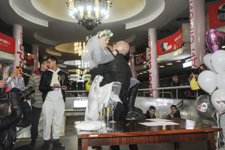 L’amore nato sotto le bombe, il matrimonio celebrato fra le macerie