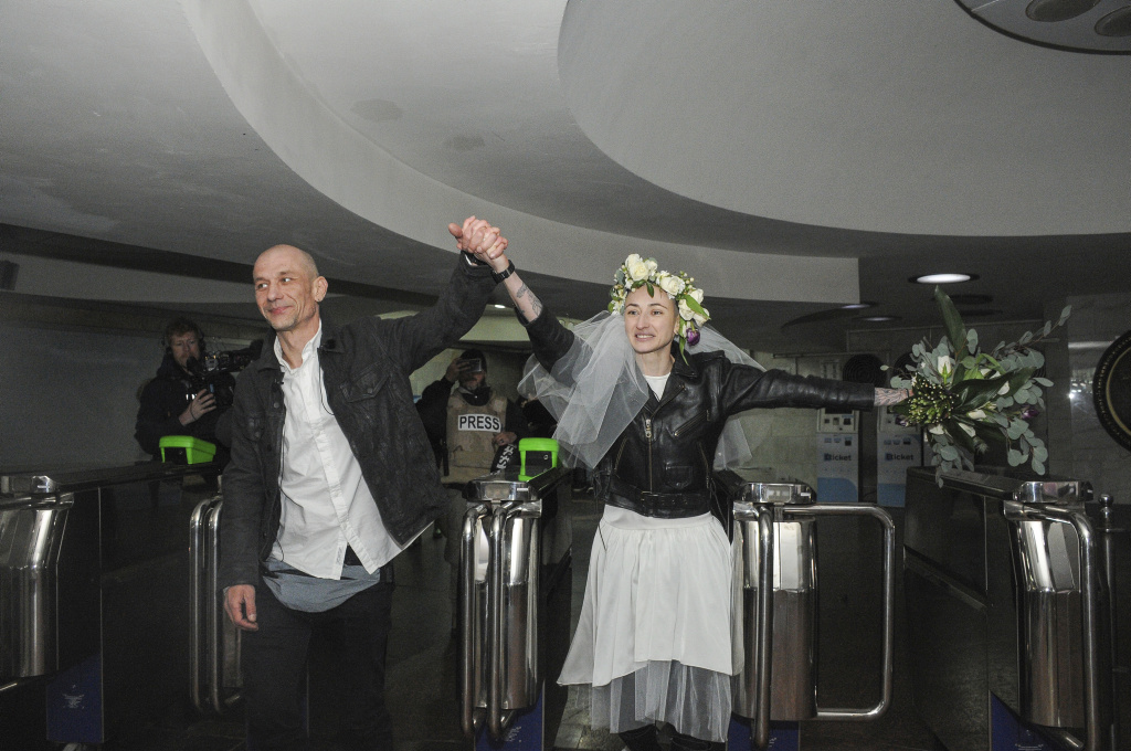 L’amore nato sotto le bombe, il matrimonio celebrato fra le macerie