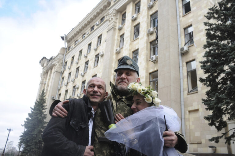 L’amore nato sotto le bombe, il matrimonio celebrato fra le macerie