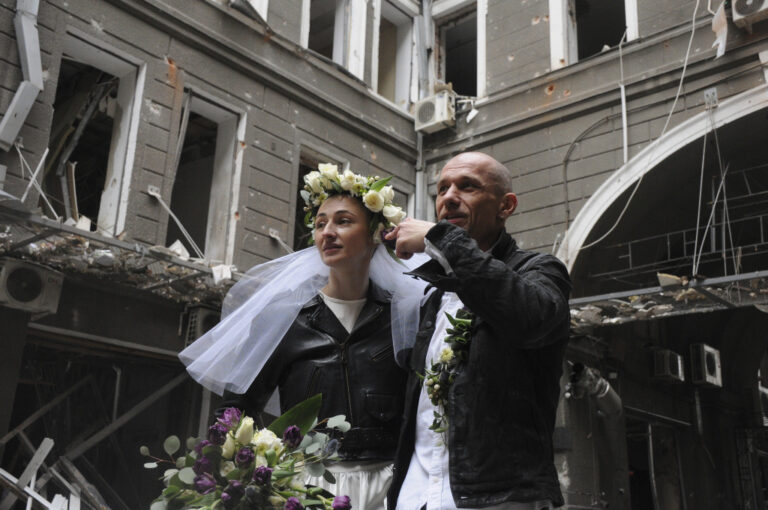 L’amore nato sotto le bombe, il matrimonio celebrato fra le macerie