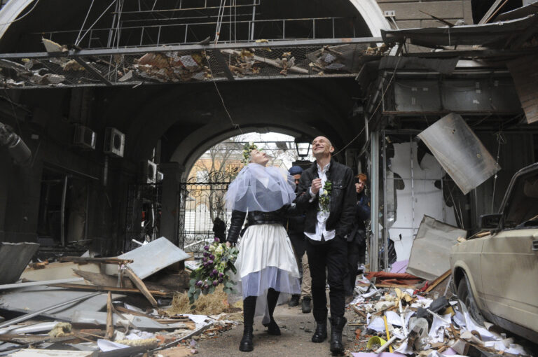 L’amore nato sotto le bombe, il matrimonio celebrato fra le macerie