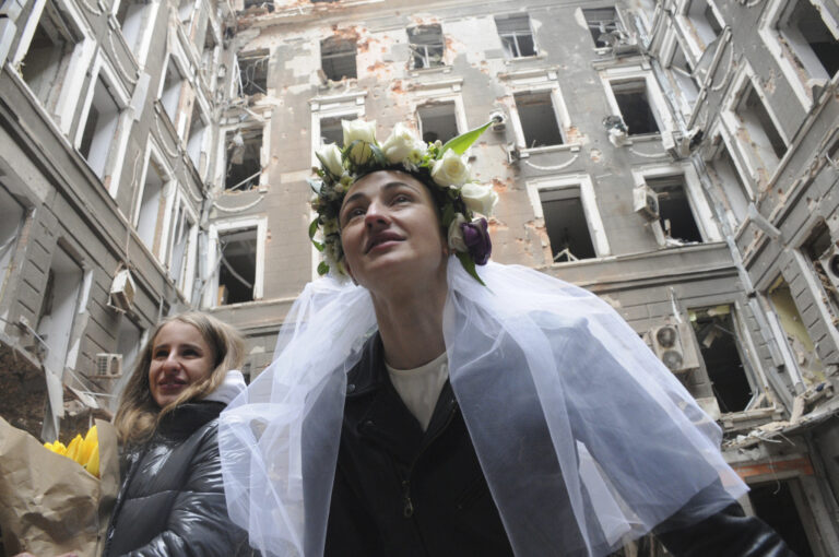 L’amore nato sotto le bombe, il matrimonio celebrato fra le macerie