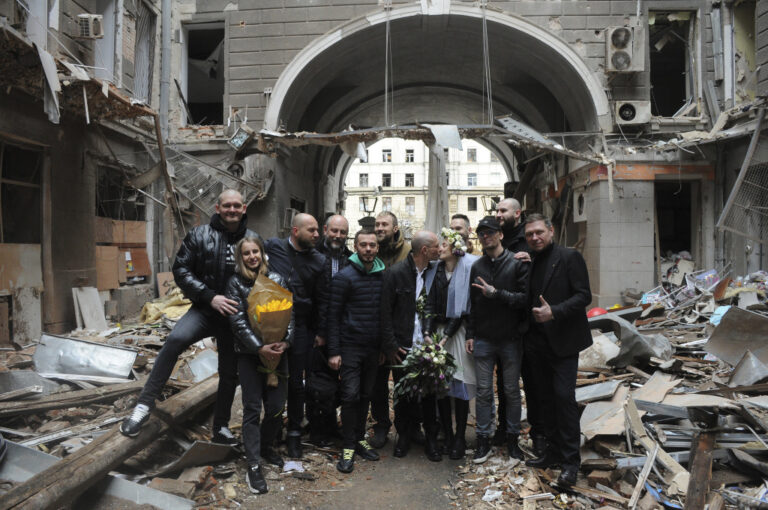 L’amore nato sotto le bombe, il matrimonio celebrato fra le macerie