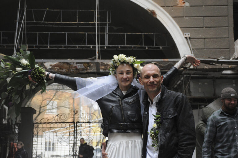 L’amore nato sotto le bombe, il matrimonio celebrato fra le macerie