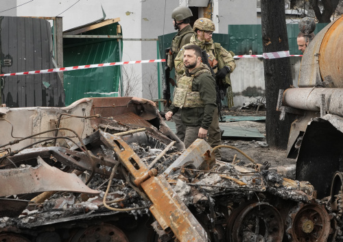 Il presidente Zelensky fra i cittadini del villaggio martoriato di Bucha