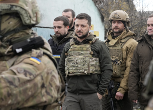 Il presidente Zelensky fra i cittadini del villaggio martoriato di Bucha