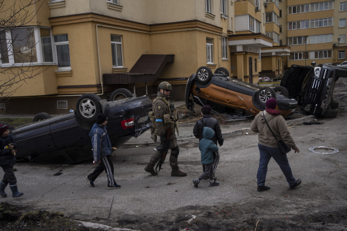 Il presidente Zelensky fra i cittadini del villaggio martoriato di Bucha