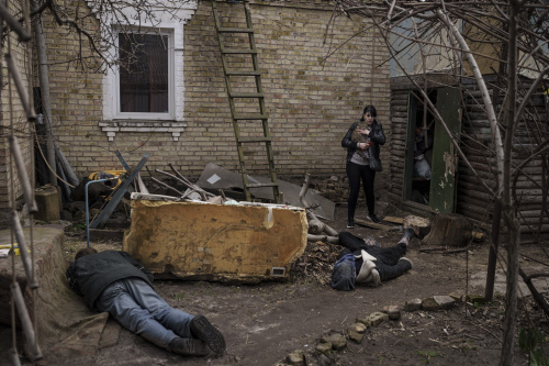 Il presidente Zelensky fra i cittadini del villaggio martoriato di Bucha