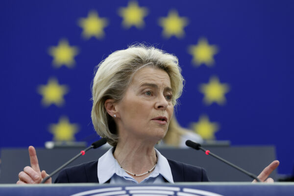 Nuove sanzioni Ue, stop al carbone russo. Von der Leyen e Borrell volano a Kiev