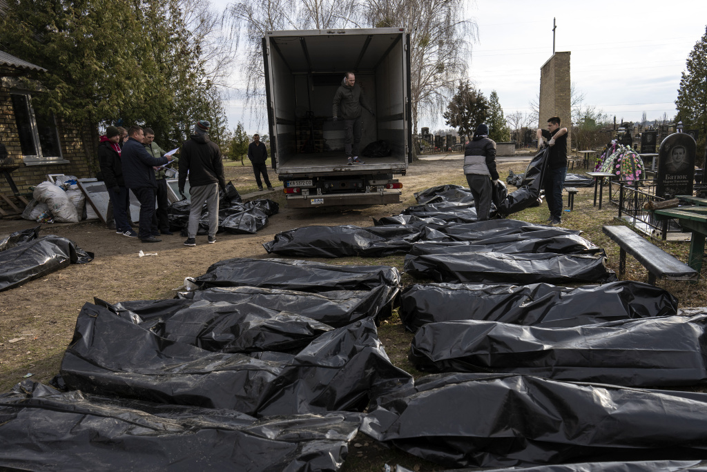 Bucha, la drammatica ricerca delle vittime civili fra le macerie e gli scantinati