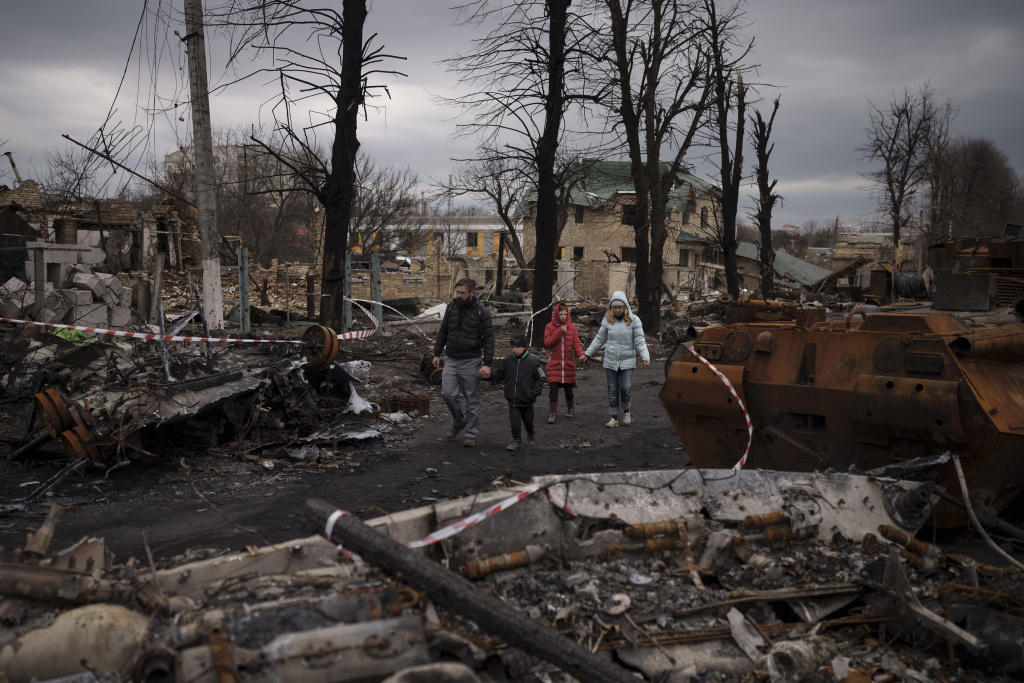 Bucha, la drammatica ricerca delle vittime civili fra le macerie e gli scantinati