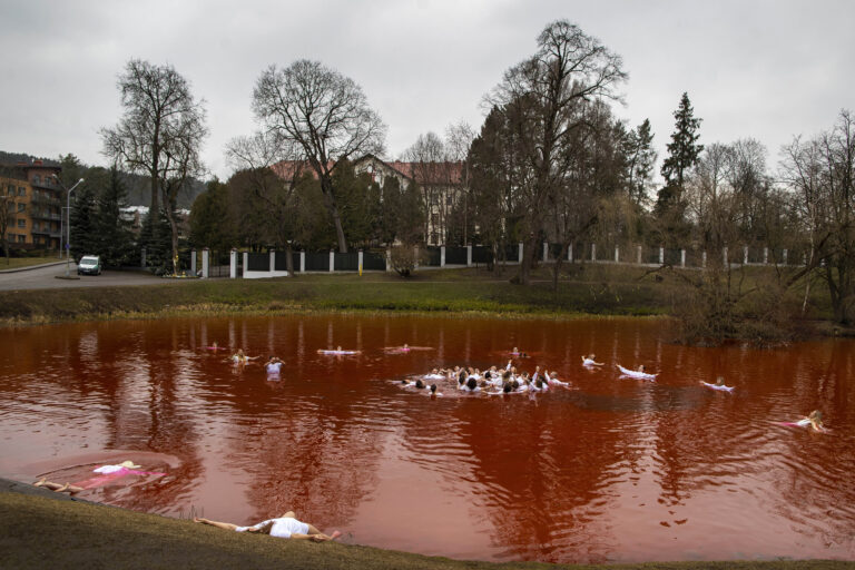 Pacifisti nuotano in un lago rosso sangue a Vilnius davanti Ambasciata Russia