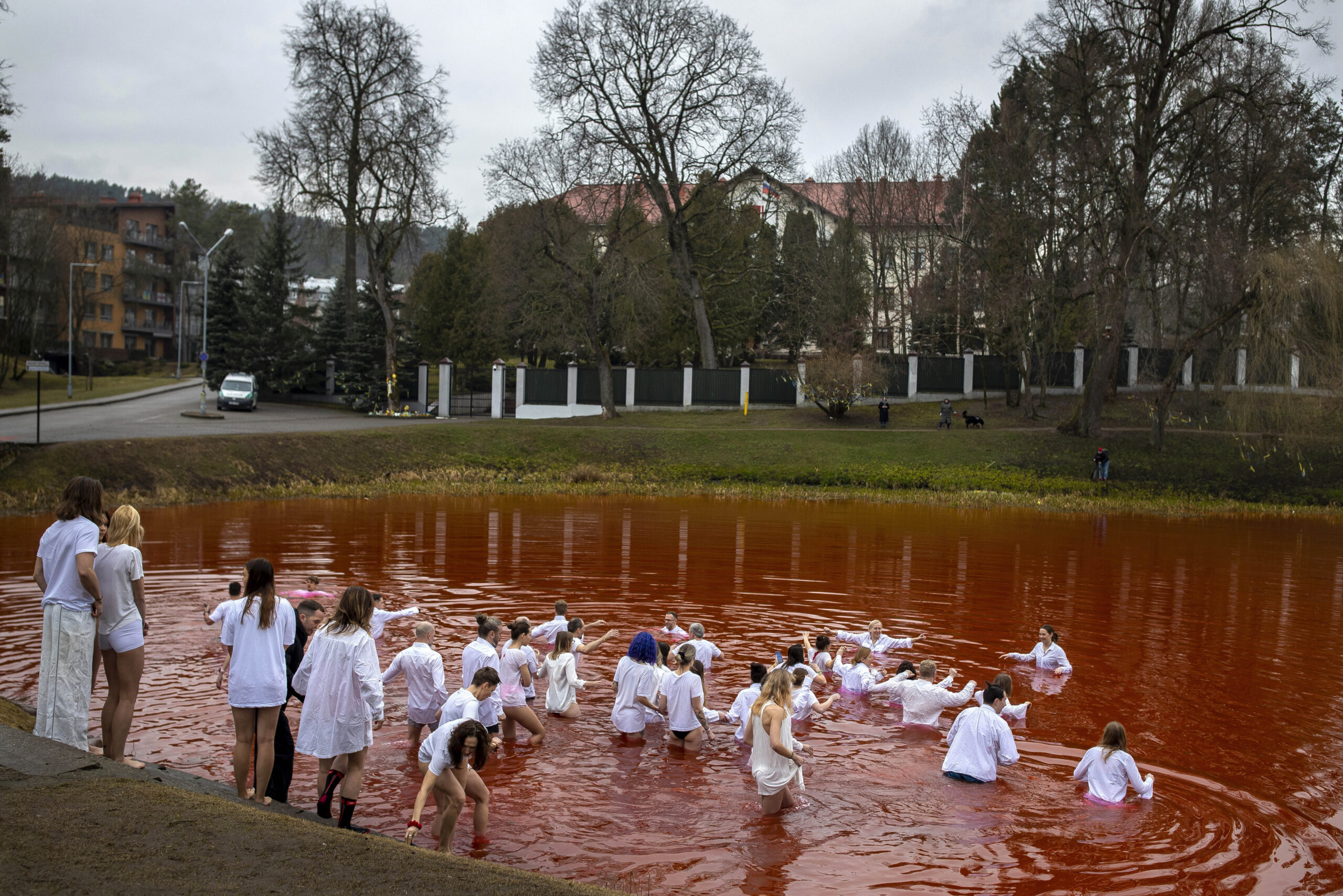 Pacifisti nuotano in un lago rosso sangue a Vilnius davanti Ambasciata Russia