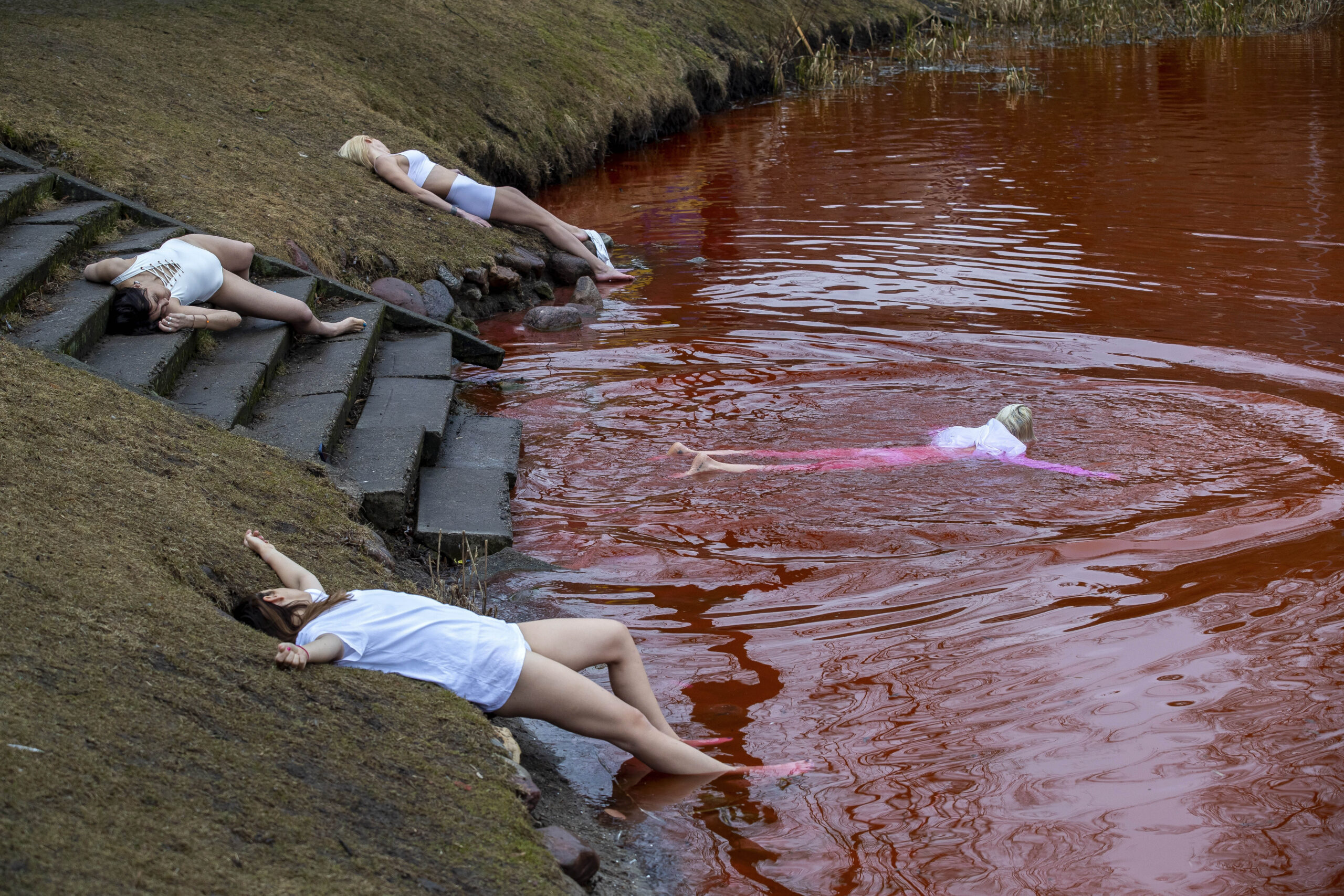 Pacifisti nuotano in un lago rosso sangue a Vilnius davanti Ambasciata Russia