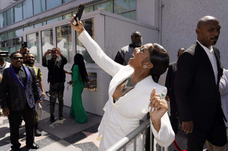 Ashanti posa con la sua nuova stella sulla Hollywood Walk of Fame