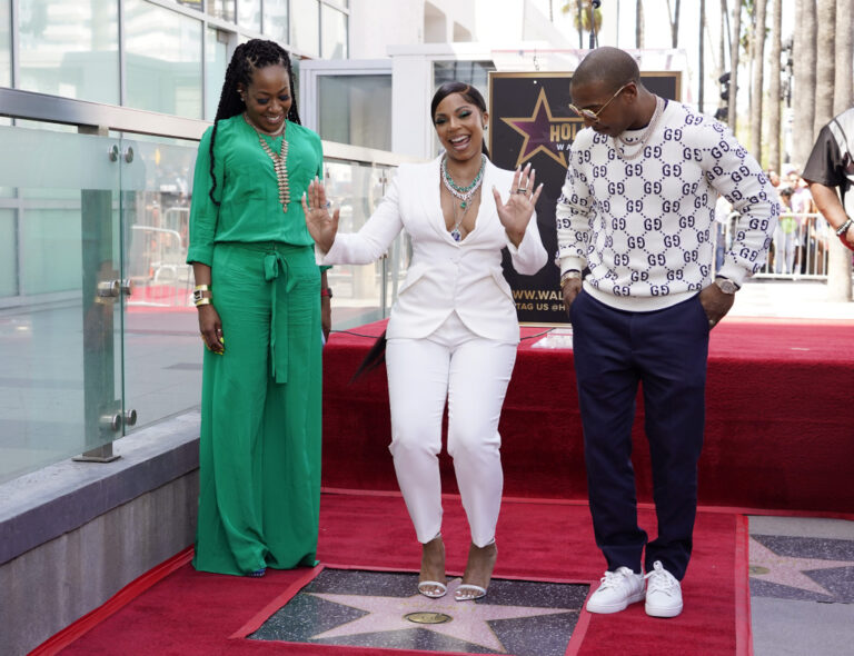 TAshanti posa con la sua nuova stella sulla Hollywood Walk of Fame