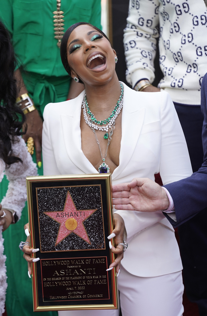 TAshanti posa con la sua nuova stella sulla Hollywood Walk of Fame