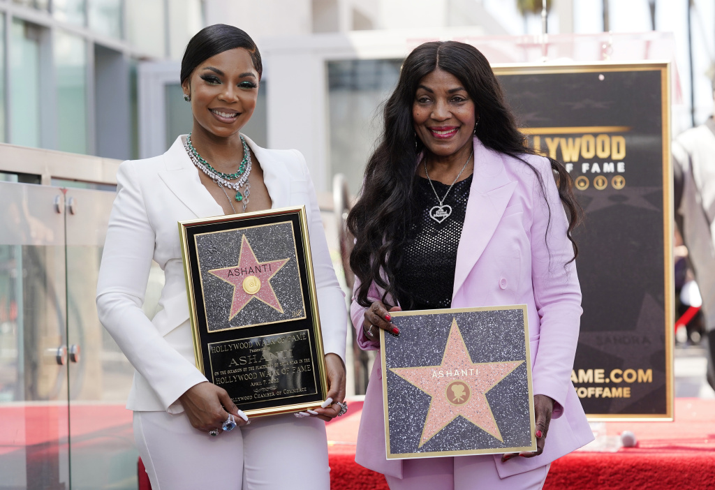 Ashanti posa con la sua nuova stella sulla Hollywood Walk of Fame