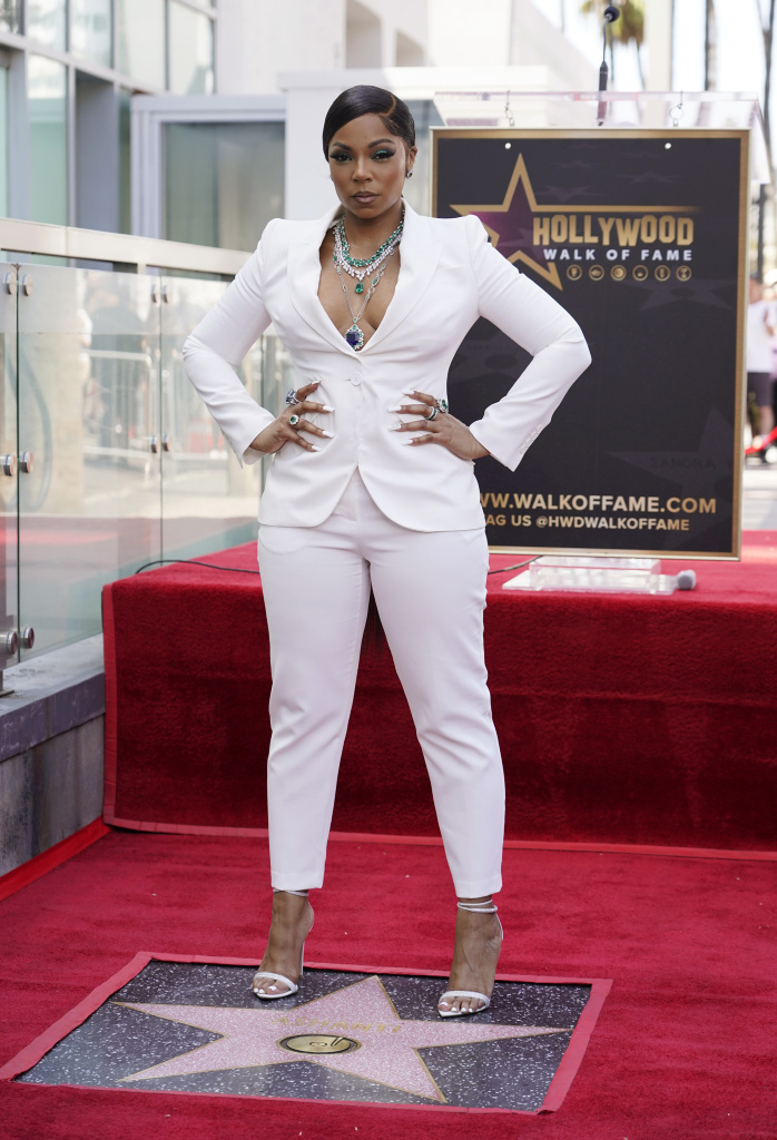 Ashanti posa con la sua nuova stella sulla Hollywood Walk of Fame