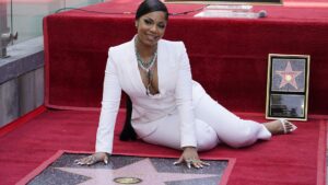 Ashanti posa con la sua nuova stella sulla Hollywood Walk of Fame