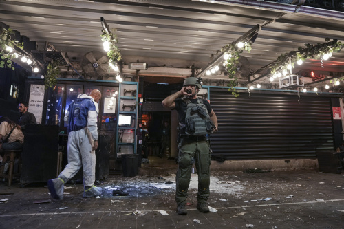 Il terrore che attanaglia Israele. L’attentato a Tel Aviv poi la caccia all’uomo e l’uccisione di un giovane palestinese