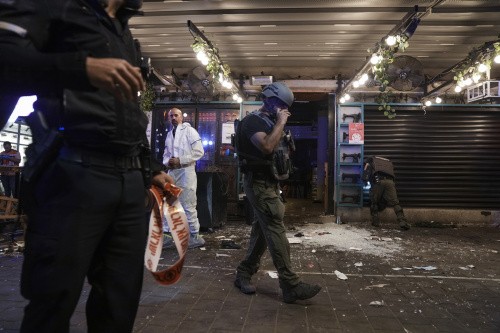 Il terrore che attanaglia Israele. L’attentato a Tel Aviv poi la caccia all’uomo e l’uccisione di un giovane palestinese