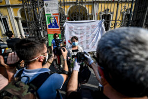 Milano, presidio dei familiari delle vittime del coronavirus ospiti alla RSA Pio Albergo Trivulzio