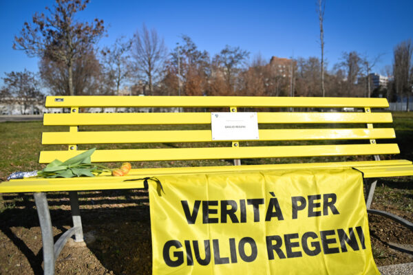 Inaugurazione a Bologna di una panchina gialla per ricordare Giulio Regeni