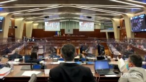 Relazione della Commissione Covid al Pirellone, Fontana e Moratti assenti: bagarre in Consiglio