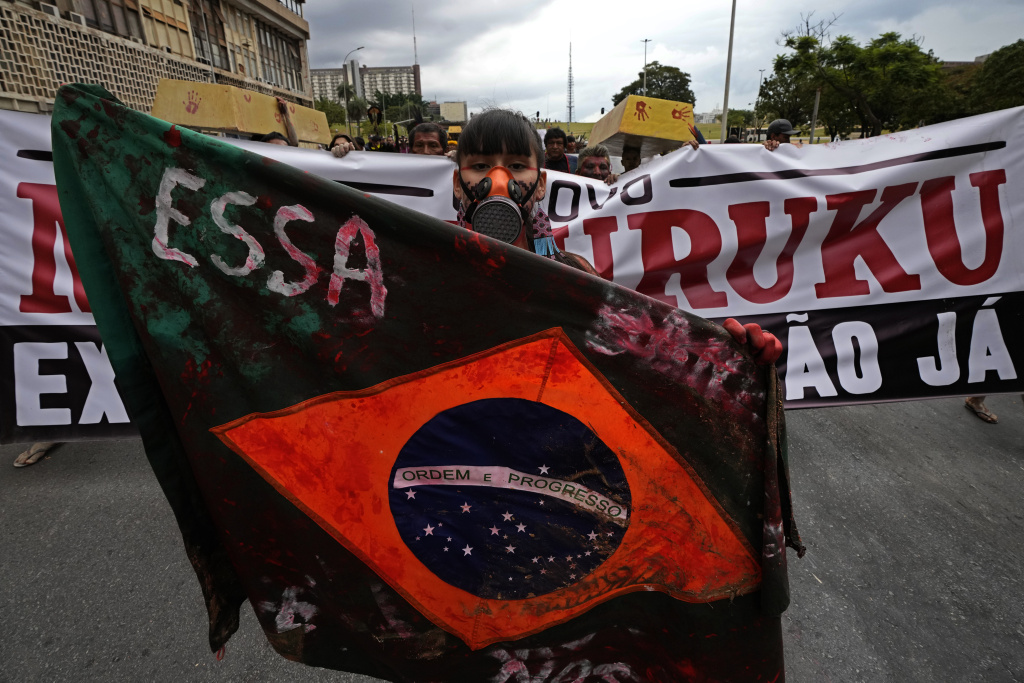 Protesta ‘indigena’ davanti al Ministero brasiliano delle Miniere e dell’Energia