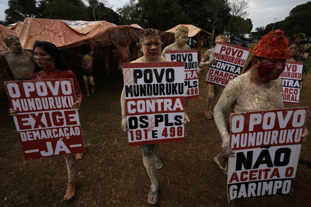 Protesta ‘indigena’ davanti al Ministero brasiliano delle Miniere e dell’Energia