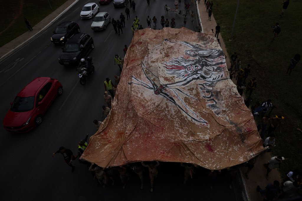 Protesta ‘indigena’ davanti al Ministero brasiliano delle Miniere e dell’Energia